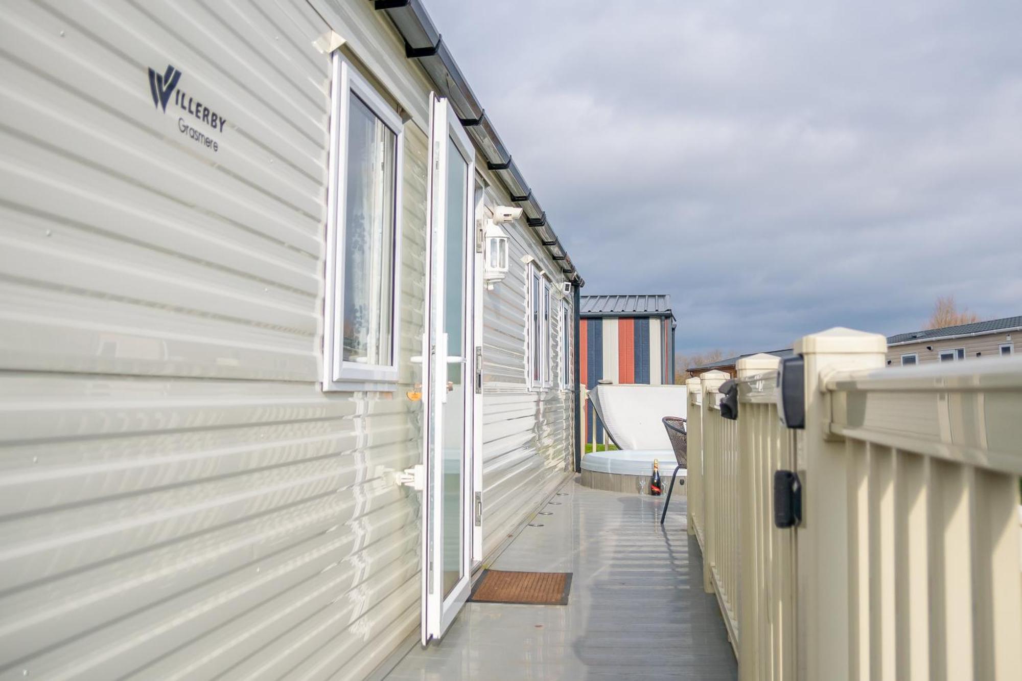 64 Lancaster The Lazy Willow 3 Bedroom Hot Tub Caravan Tattershall Lakes Exterior photo