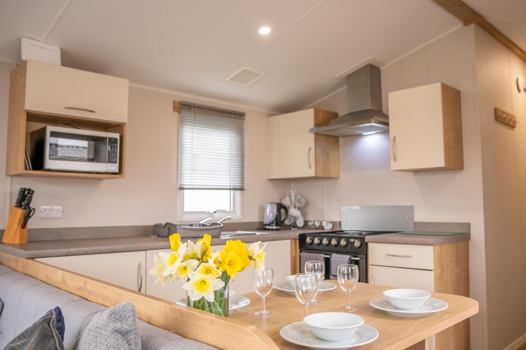 64 Lancaster The Lazy Willow 3 Bedroom Hot Tub Caravan Tattershall Lakes Exterior photo