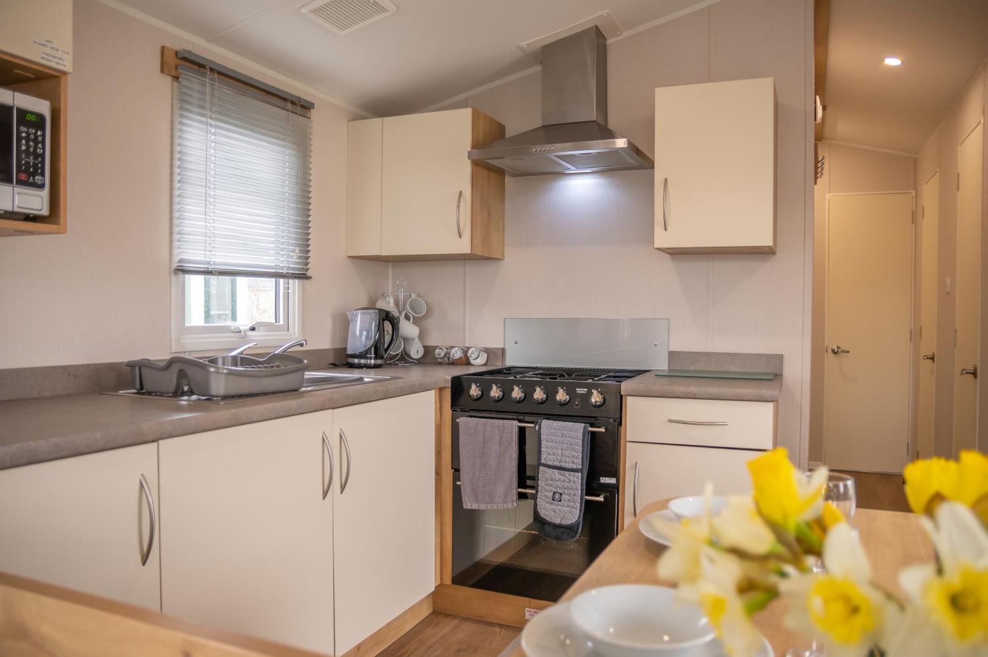64 Lancaster The Lazy Willow 3 Bedroom Hot Tub Caravan Tattershall Lakes Exterior photo