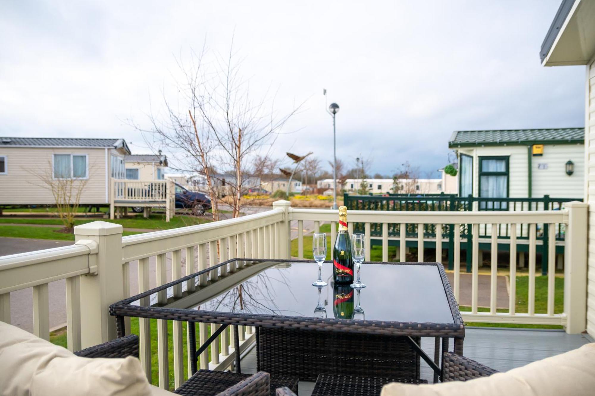 64 Lancaster The Lazy Willow 3 Bedroom Hot Tub Caravan Tattershall Lakes Exterior photo