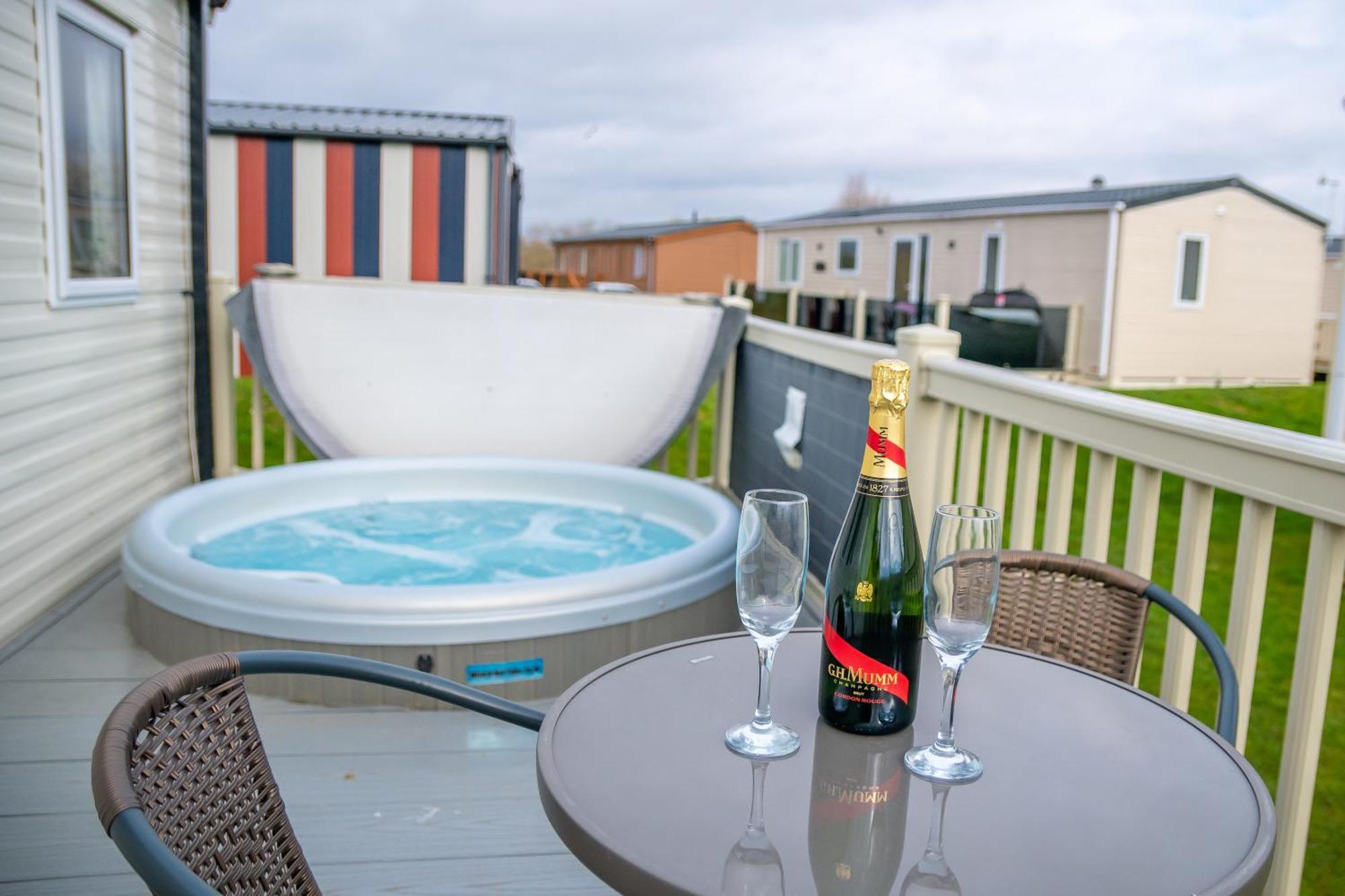 64 Lancaster The Lazy Willow 3 Bedroom Hot Tub Caravan Tattershall Lakes Exterior photo